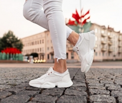 Як врятувати улюблені білі кросівки: 5 способів повернути взуттю сліпучу білизну без прання