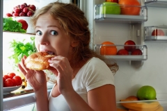 Вчені назвали три причини, які викликають апетит вночі – це може бути небезпечно для здоров’я