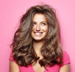 5 причини, чому волосся дуже швидко стає жирним. І 5 порад, як вирішити проблему