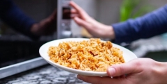 Названо три продукти, які після повторного розігрівання стають токсичними