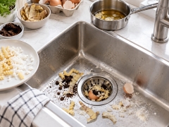 Засмічують труби, наче цемент: 6 продуктів, які категорично не можна зливати в раковину