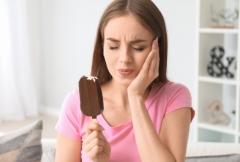 5 щоденних звичок, які руйнують зуби швидше за солодощі