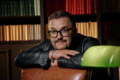 Олександр Пономарьов розкрив перші подробиці роману «30 днів: ШІ-людина»: 480 сторінок про штучний інтелект, кохання, межу людської свідомості та мінус 11 кілограмів