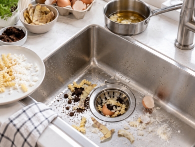 Засмічують труби, наче цемент: 6 продуктів, які категорично не можна зливати в раковину
